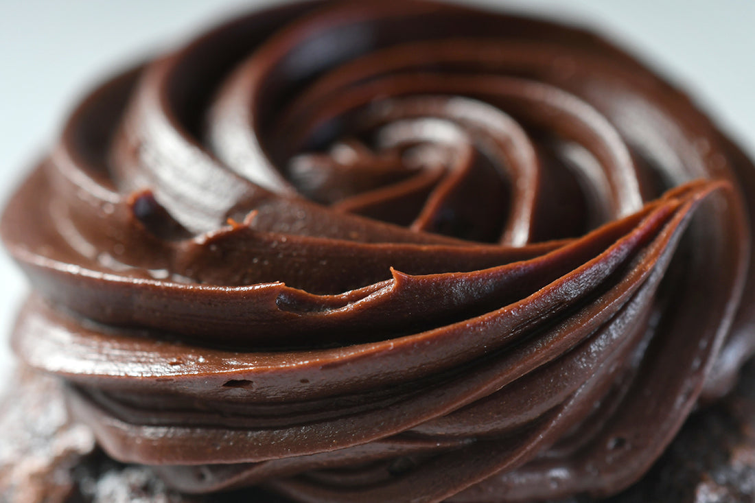 ¿Cómo hacer bizcochos con glaseado de chocolate con cobertura sabor a chocolate?