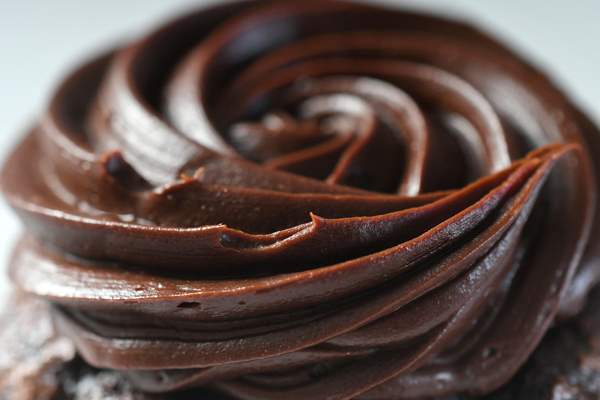 ¿Cómo hacer bizcochos con glaseado de chocolate con cobertura sabor a chocolate?
