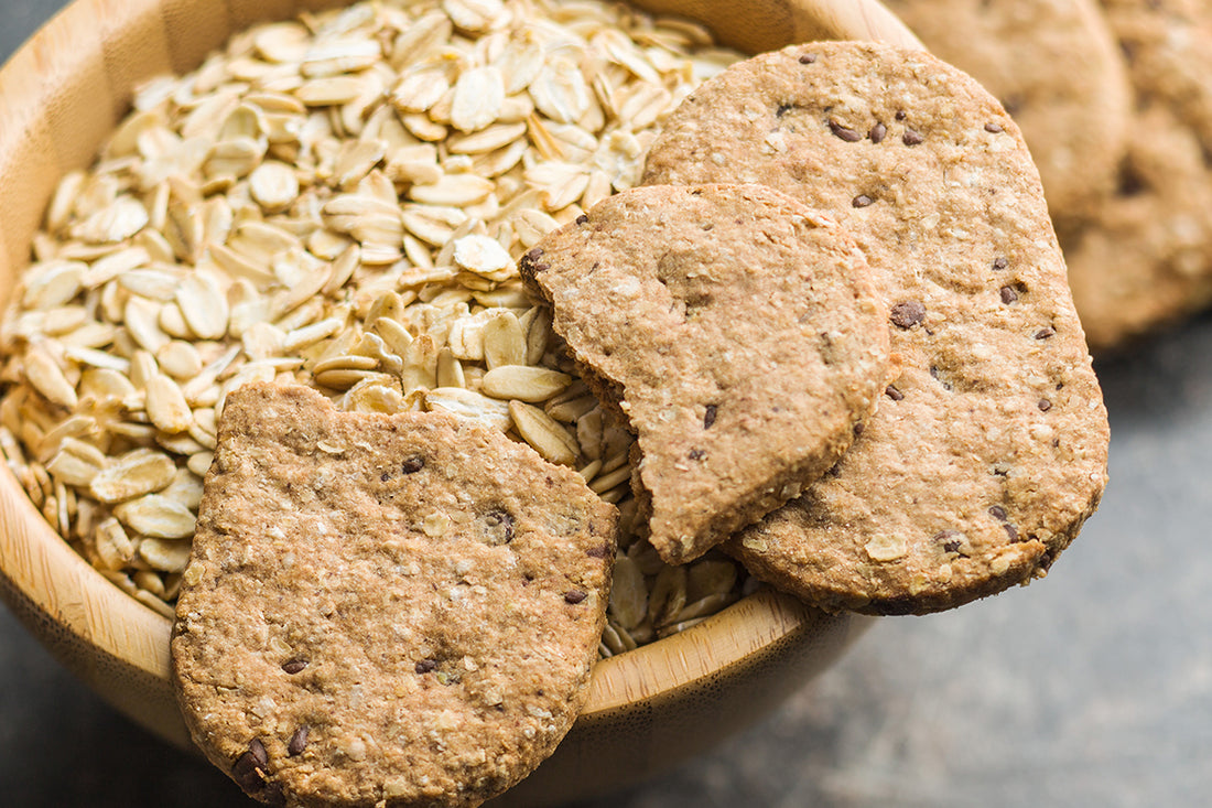 ¿Cómo hacer galletas de avena con cobertura sabor a chocolate?